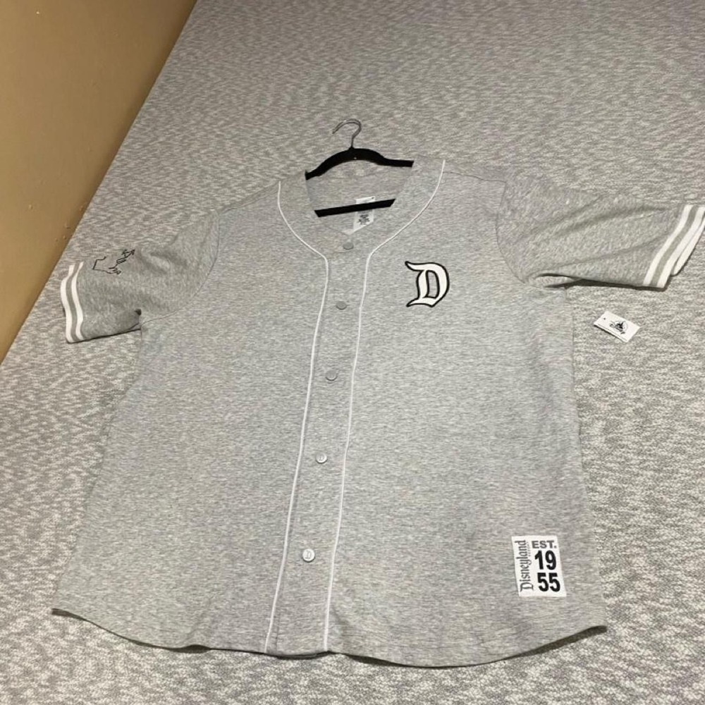 Disney gray baseball jersey with white letter D logo Unisex XL. NWT. SKU-B98